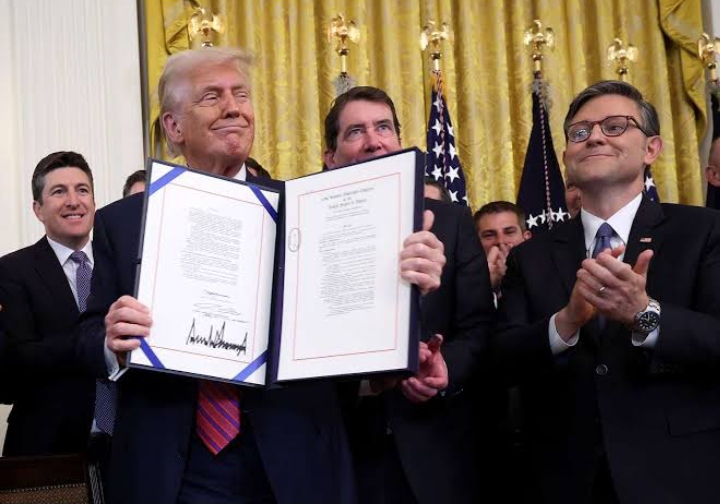 Trump Signs GENIUS Act Into Law: Stablecoin Regulation Era Begins