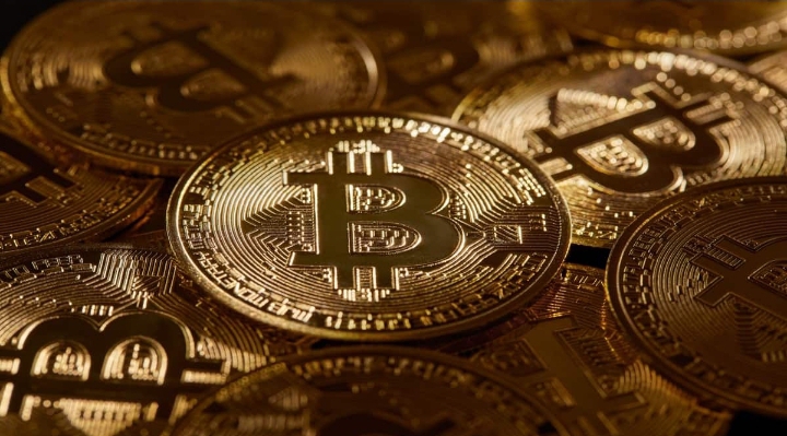 Bitcoin Defends $100K Support as Dollar Strength Tests Market Resilience